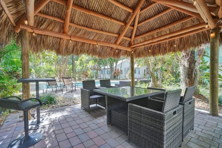 Oásis tropical: estúdio com piscina