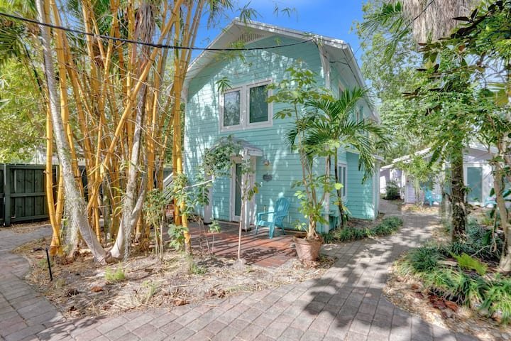 Oásis tropical: estúdio com piscina