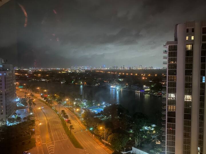 Estúdio bonito com vista para a baía! Estacionamento GRATUITO!