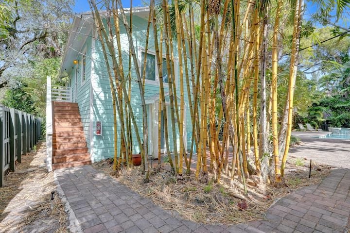 Oásis tropical: estúdio com piscina