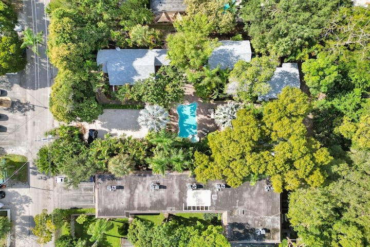 Oásis tropical: estúdio com piscina