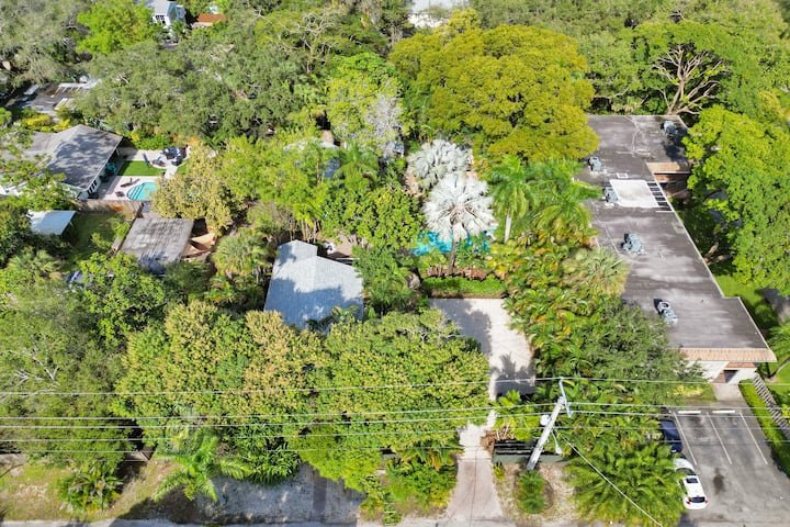 Oásis tropical: estúdio com piscina