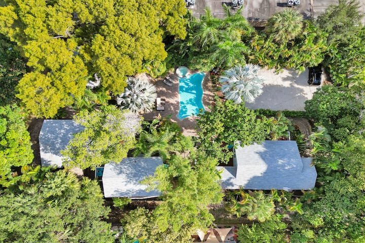 Oásis tropical: estúdio com piscina