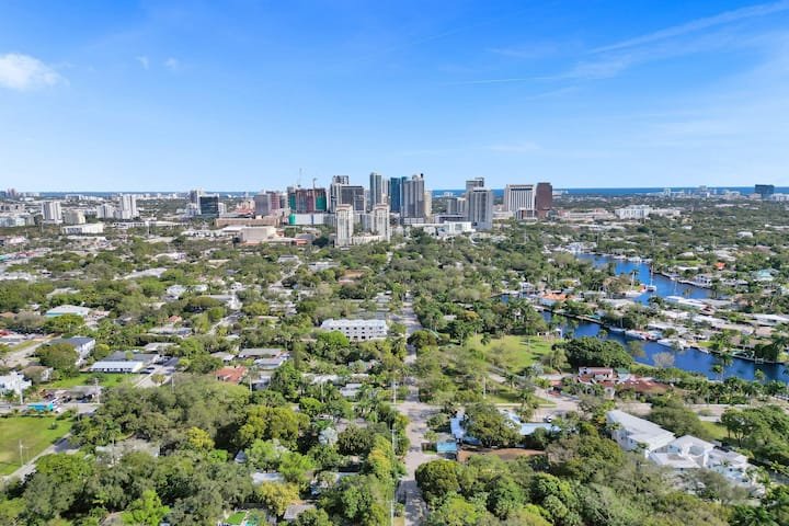 Oásis tropical: estúdio com piscina