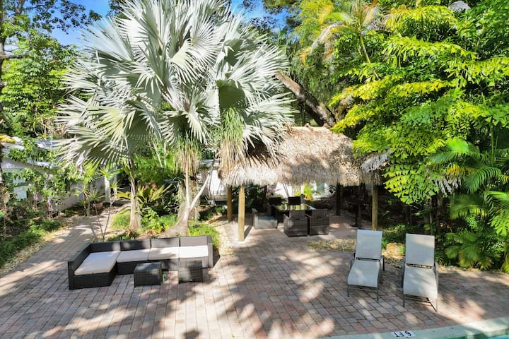 Oásis tropical: estúdio com piscina