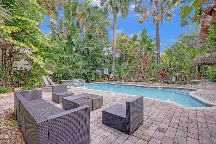 Oásis tropical: estúdio com piscina