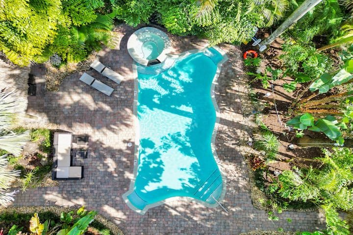 Oásis tropical: estúdio com piscina