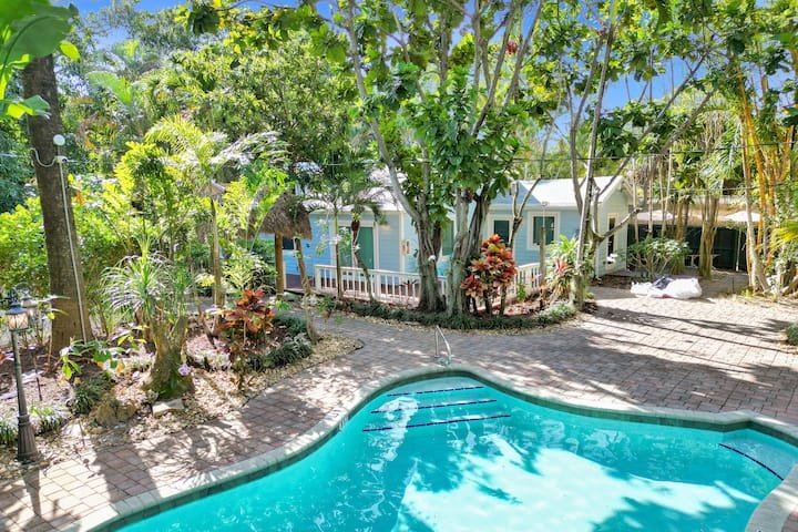 Oásis tropical: estúdio com piscina