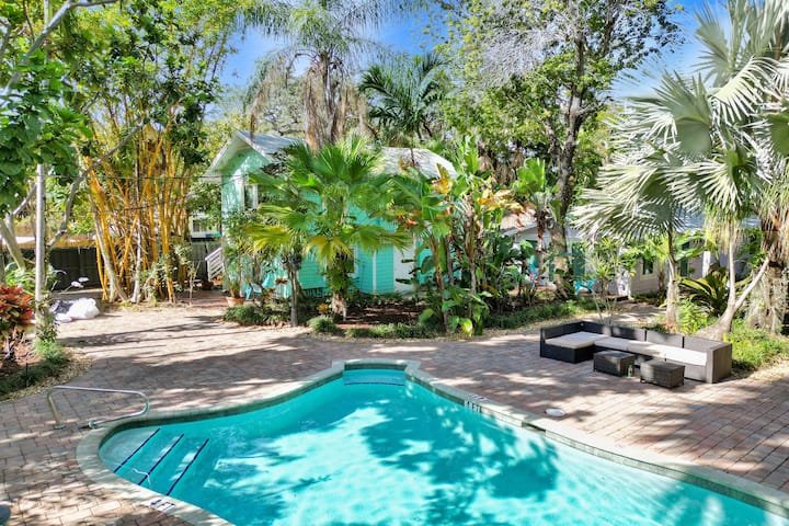 Oásis tropical: estúdio com piscina