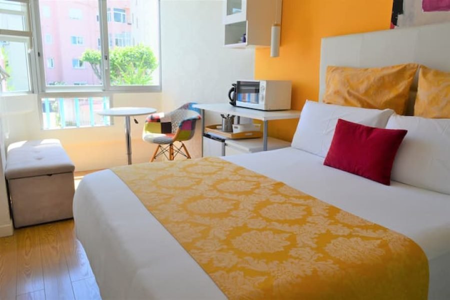 Quarto ensolarado brilhante com banheiro privativo e ar-condicionado