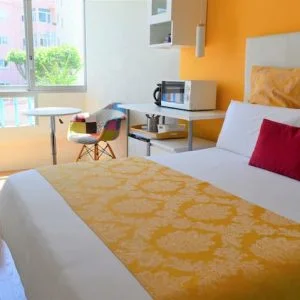 Quarto ensolarado brilhante com banheiro privativo e ar-condicionado