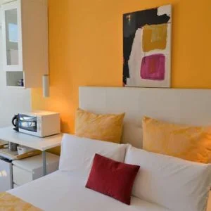 Quarto ensolarado brilhante com banheiro privativo e ar-condicionado