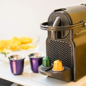 Quarto ensolarado brilhante com banheiro privativo e ar-condicionado