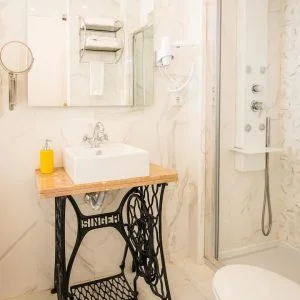 Quarto ensolarado brilhante com banheiro privativo e ar-condicionado