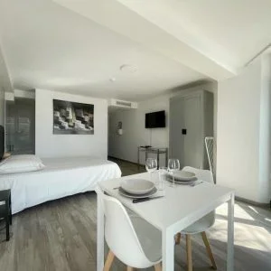 Estúdio com ar-condicionado e vista panorâmica a 300 m do porto