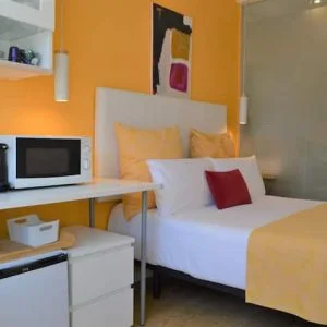 Quarto ensolarado brilhante com banheiro privativo e ar-condicionado