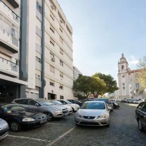 Quarto ensolarado brilhante com banheiro privativo e ar-condicionado