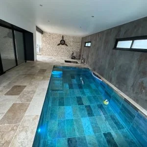 Apartamento com piscina coberta e jacuzzi