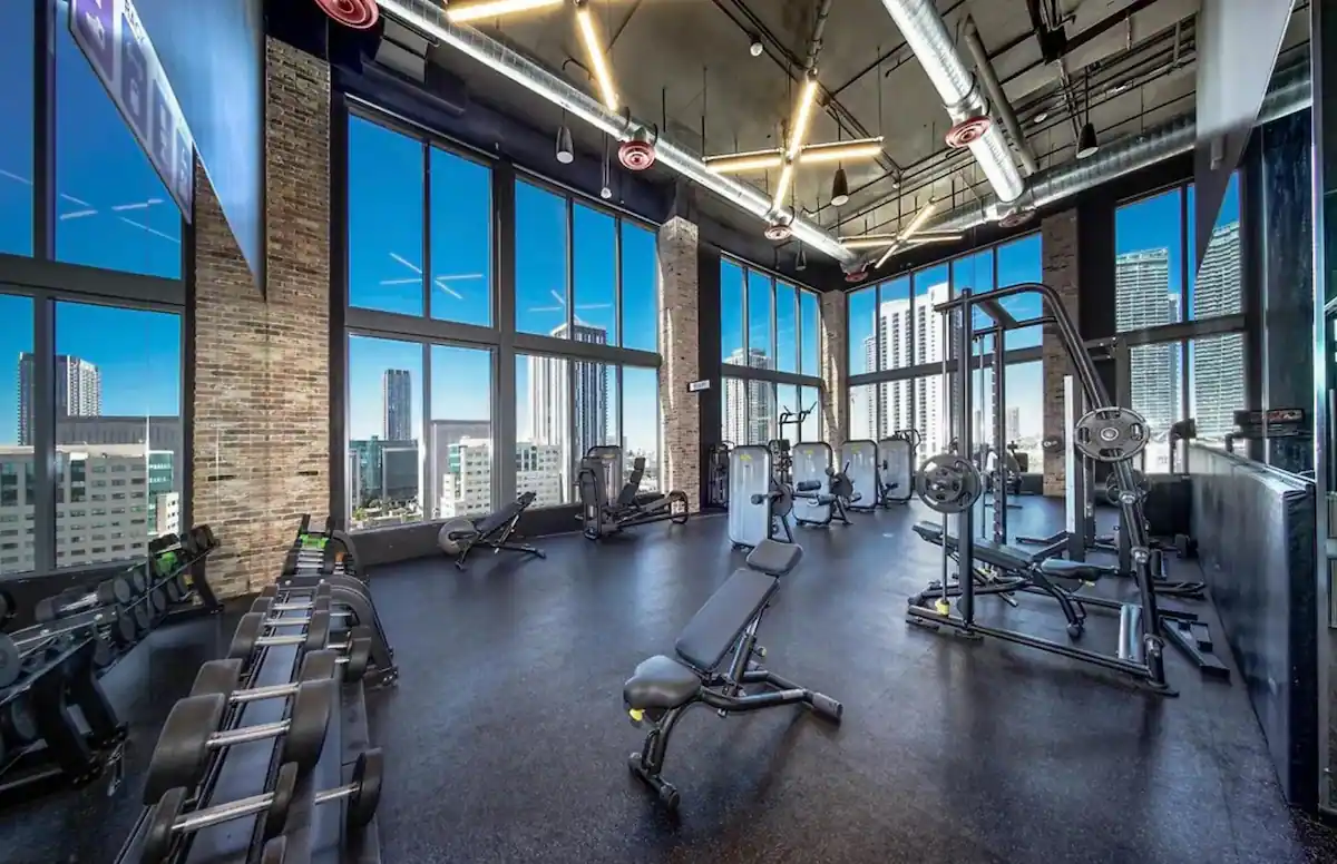 Condomínio no centro da cidade com piscina, espaço de cowork e academia