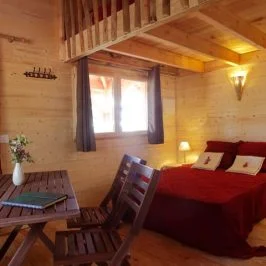 Les Cabanes des Benauges: Mazerolle.  Compartilhar  Salvar