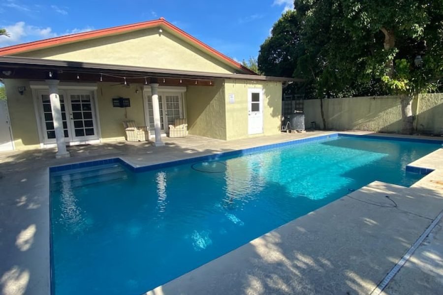 À beira da piscina. Bangalô pitoresco.