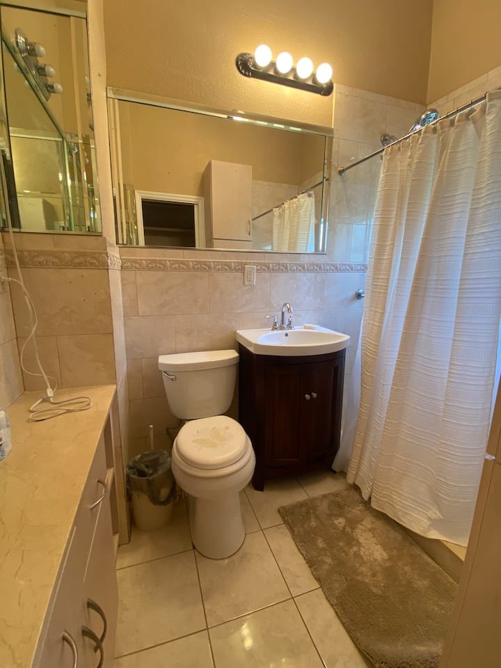 À beira da piscina. Bangalô pitoresco.