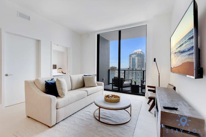 1 QT – Vista da cidade, academia e piscina