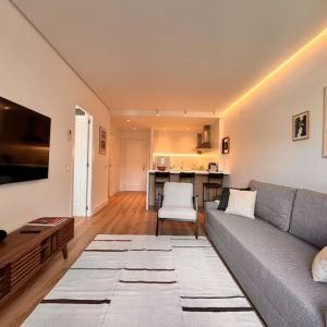 Praça Chueca com estacionamento