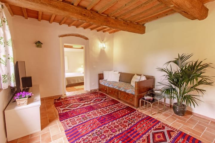 Apartamento com jardim e piscina – Il Pietrone