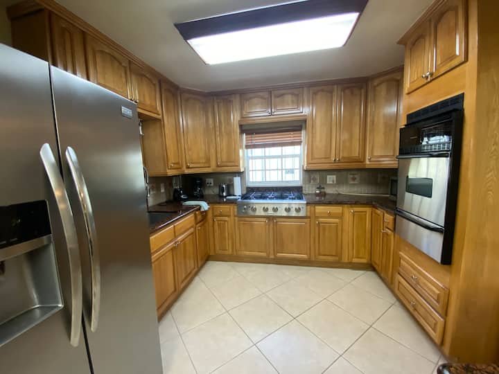 À beira da piscina. Bangalô pitoresco.