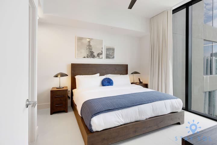 1 QT – Vista da cidade, academia e piscina