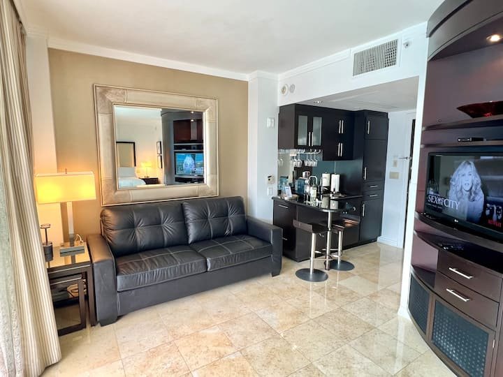 Linda suíte lateral da piscina | 3 min da praia