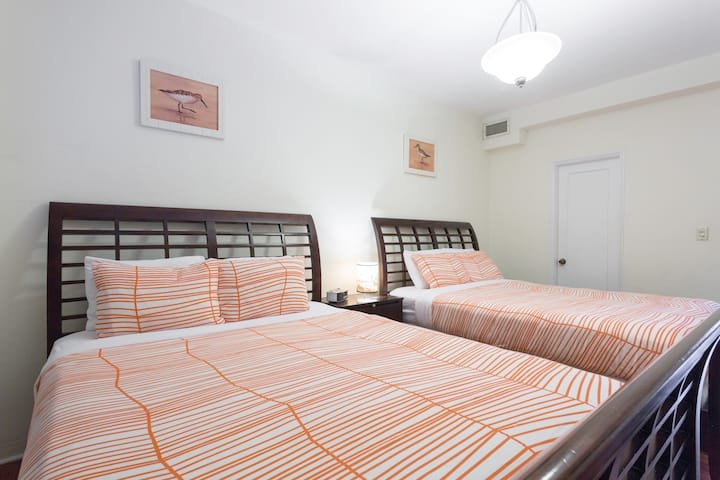 SoBe #6-2 Queen Beds,Futon -FREE PARKing, Kitchen