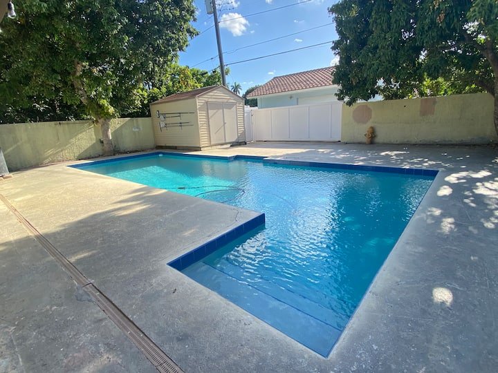 À beira da piscina. Bangalô pitoresco.