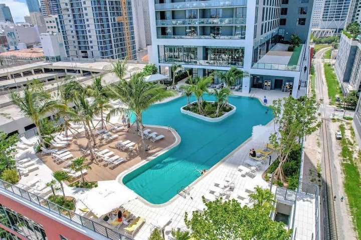 1 QT – Vista da cidade, academia e piscina