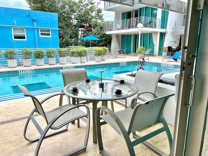 Linda suíte lateral da piscina | 3 min da praia