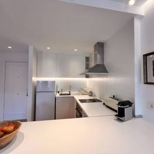 Praça Chueca com estacionamento