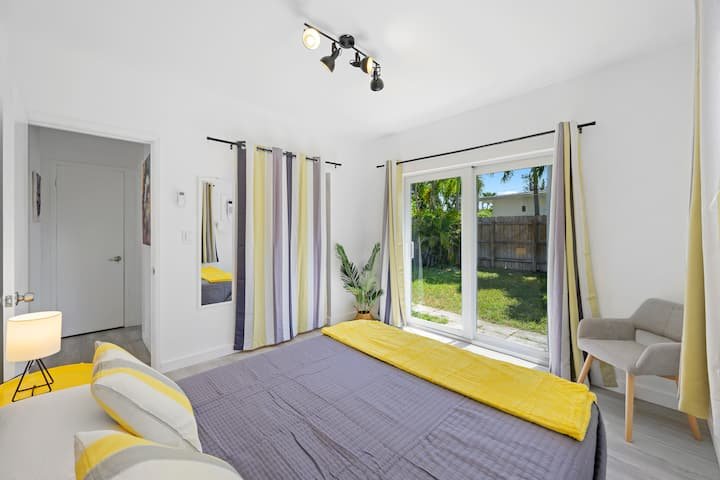 Retiro charmoso com pátio privativo e estacionamento