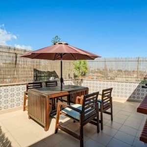 Óptimo terraço com churrasco, perto da praia!