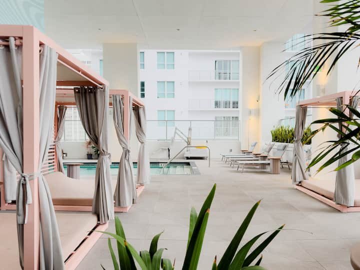 Condomínio de luxo de 1 quarto com vista para o mar e para a cidade