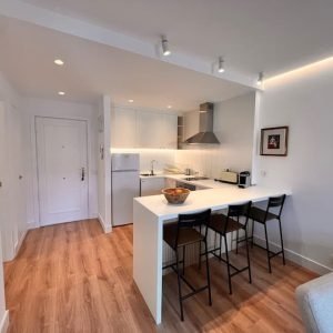 Praça Chueca com estacionamento