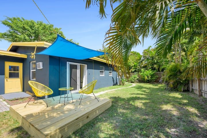 Retiro charmoso com pátio privativo e estacionamento