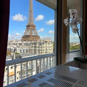 Vista fantástica da Torre Eiffel estúdio e varanda privada