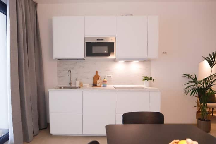 Apartamento estúdio com cozinha e cama queen