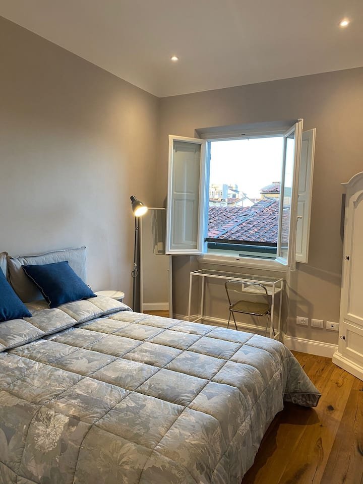 Quarto recém-reformado com vista para a cúpula do centro de Florença
