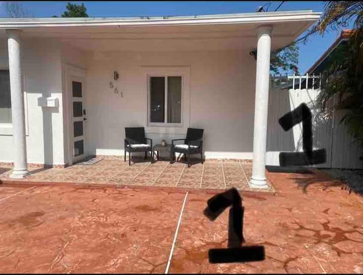 Lugar minúsculo com jacuzzi quente privativo a 7 minutos do aeroporto