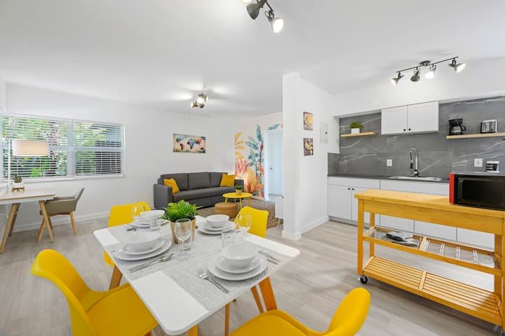 Retiro charmoso com pátio privativo e estacionamento