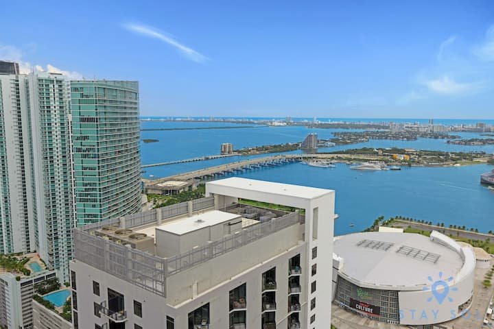 1 QT – Vista da cidade, academia e piscina