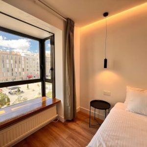 Praça Chueca com estacionamento