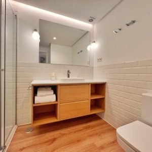 Praça Chueca com estacionamento